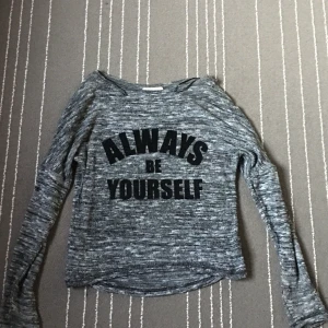 Grå långärmad tröja  - Köpt från Hm, storlek 134/140, 8-10 år, text där det står ”Allahs be yourself”, skönt material och väl använd!!