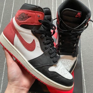 Air Jordan 1 High Track red - Säljer dessa Air Jordan 1 High Track red! Allt medföljer inkl kvitto. Finns lite scuffs på bild och mockan på hälen kan behöva lite rengöring. Bud är välkommet! Fråga gärna om du har någon fundering! ✌🏻