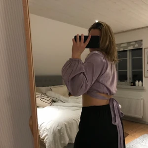 Topp med öppen rygg - Jättefin ljus lila topp med knytning och lite öppet i ryggen. Passar strl 36/38