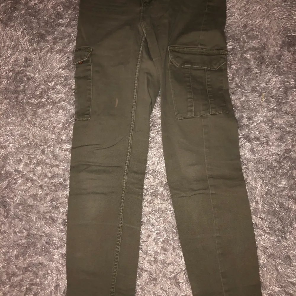 Oliv gröna smala cargo byxor . Jeans & Byxor.