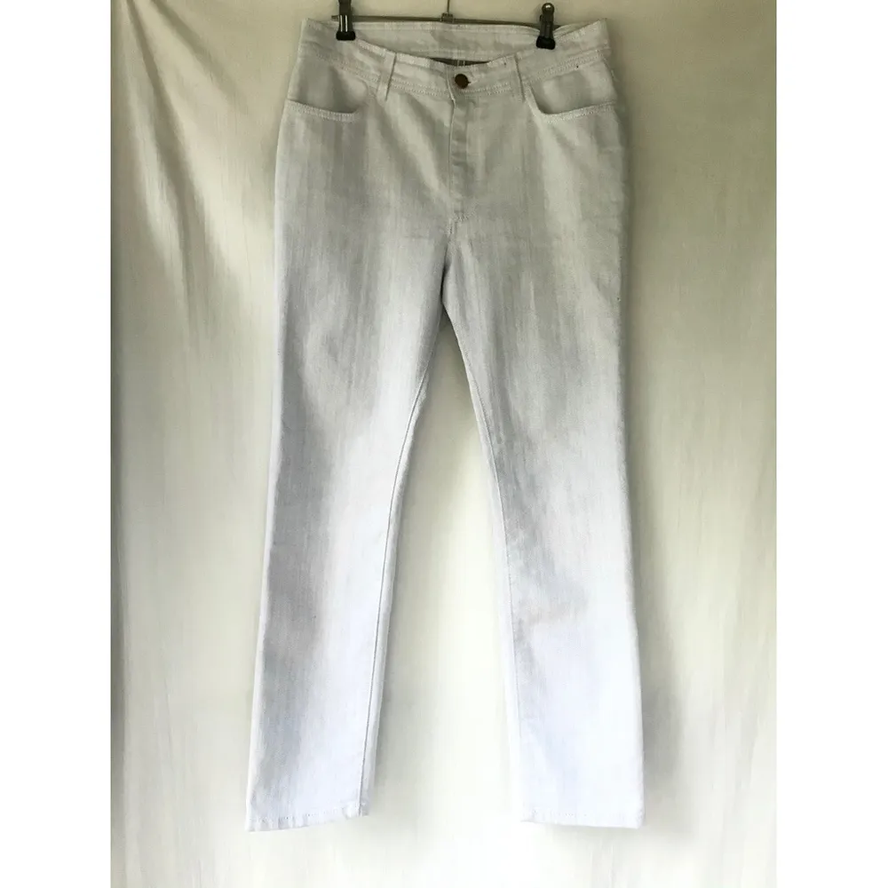 RODEBJER“ Babe” modell benvit jeans byxor Storlek 27 Nästan som ny skick  Mid-waist midja på dessa , Straight och skinny cut. Midja: 79cm  *RÖKFRI OCH DJURFRI HEM*. Jeans & Byxor.