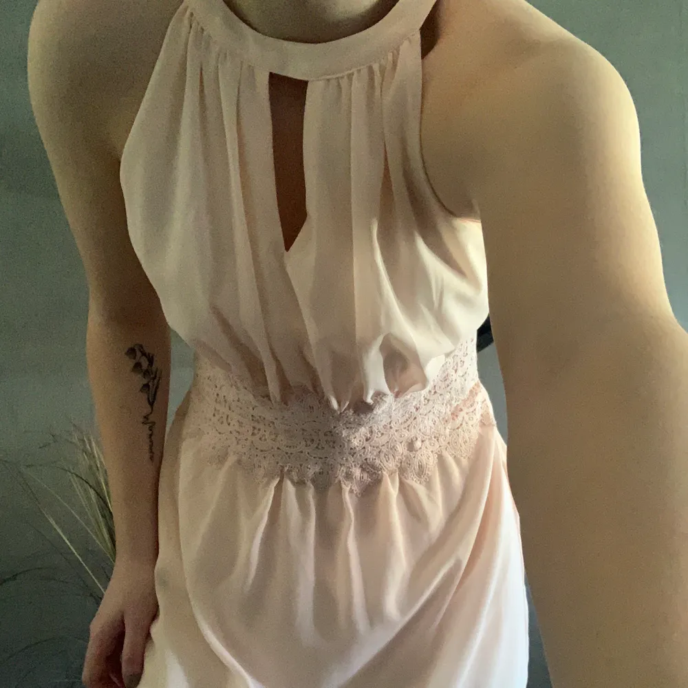Fin rosa klänning med spets i midjan från Vila. Dragkedja i ryggen. Använd fåtal gånger men är typ som ny! Säljer då den är lite för stor för mig och inte använd på ett tag💜💜. Klänningar.