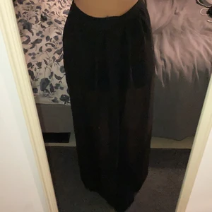 Kjol  - En lång svart kjol med slits på sidan. Aldrig använt 