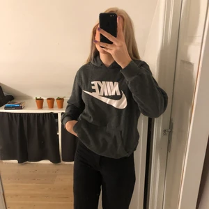 Nike hoodie - Säljer en vintage Nike hoodie. Storlek M lite oversized. Säljer för 120kr!