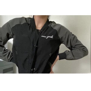 Jacka  - Svart & grå jacka i storlek XS. Stor i storleken så passar även S/M 