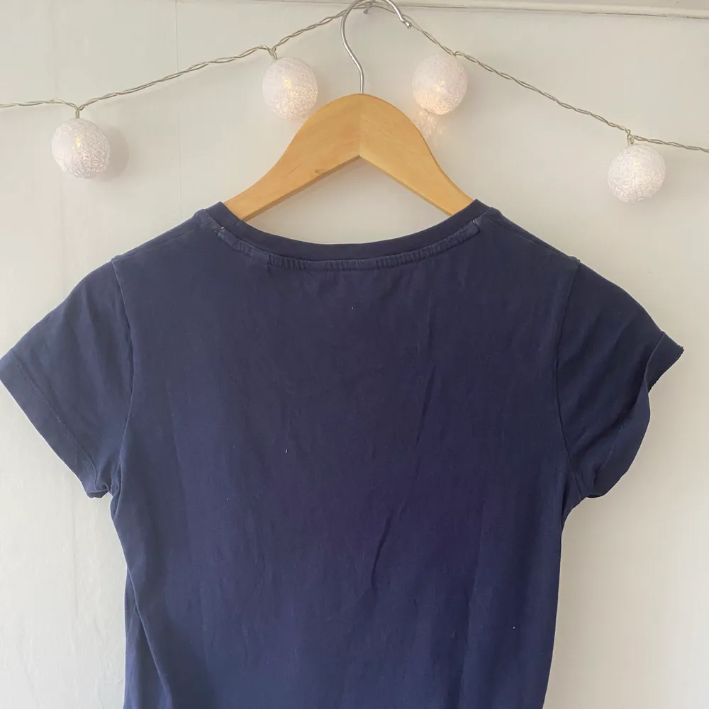 Säljer denna marinblå Gant t-shirt. Pga för liten storlek. Välanvänd men fortfarande fin. Texten har blivit lite gulaktig. Den är storlek XS men funkar på S. Säljer den för 150kr plus frakt. Köpt på Jolina i Borås. 🌸✨💫⭐️ kontakta för mer information.. T-shirts.