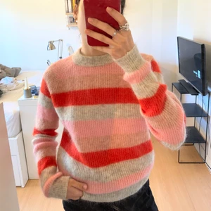 Ganni stickad tröja  - Super snygg Ganni stickad tröja köpt på nk i storlek S. I bra skick och använt fåtal gånger💕 