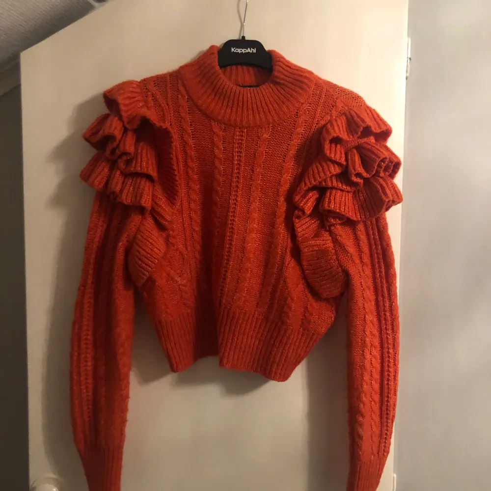 Säljer denna fina tröja från Gina, säljer den då den inte kommer till användning tyvärr. Det är storlek XS men passar S också! Använd 1 gång och är såklart i fint skick. Färgen är lite röd/orange. Superfin!🧡❤️   Tror nypriset var 399kr så säljer tröjan för 80 plus frakt som ligger på 73kr . Stickat.