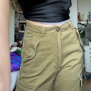 Cargo byxor - Såå snygga och balla cargo byxor! För korta för mig som är 175 men passade så bra när jag var kortare. Pytteliten slitning på ena knäet. 