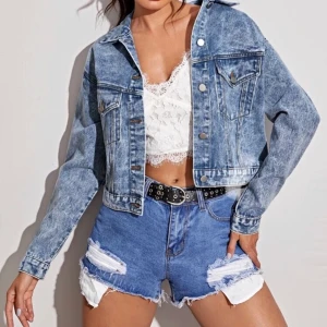 Snygg stentvättad jeansjacka  - Jättesnygg stentvättad blå jeansjacka. Använd ett par gånger så skicket är som ny. Passar storlek xs-m men är storlek s så det beror på hur du vill att den ska sitta. Ser ut som bilden. Skriv vid intresse och pris kan alltid diskuteras <3