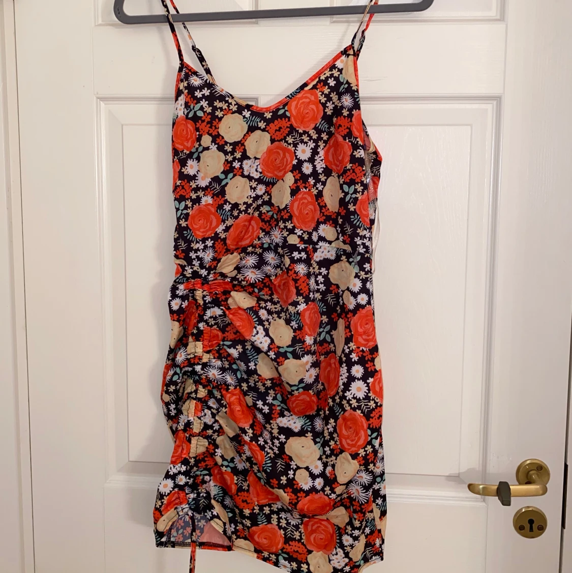 Blommig klänning med rynkad justering på sidan - 90