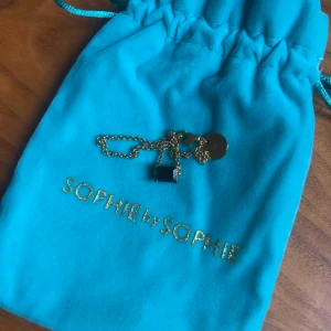 Oanvänt armband från Sophie by Sophie  - Guldplätterat silver med en svartbrun sten. Aldrig använt. Nypris 990 kr. 