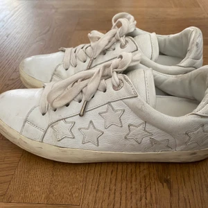 Vita Zadig sneakers med stjärnor⭐️  - Jättefina vita sneakers från Zadig & Voltaire med stjärnor på. Endast använda ett fåtal gånger. Har även tillhörande dustbag! Nypris 2500kr💗. Kan mötas upp vid gröna linjen annars står köparen för frakten.💗💗