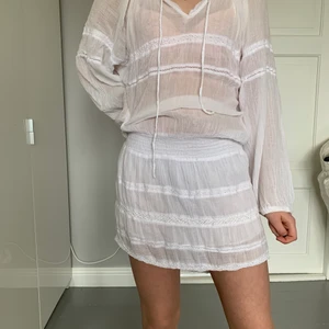 Sommarklänning från Hunkydory - Klänning från Hunkydory med en liten fläck där bak men klänningen faller naturligt över fläcken så det är ingenting man tänker på. Inköpt för fyra år sedan men knappt använd. Säljer för 250 kronor. Passar storlek 34 till 38.