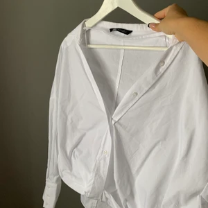 Zara blus - Vit blus med en lite typ av knut längst ned. Aldrig använd. 90+ frakt