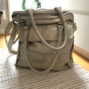 Äkta skinnväska UNMADE Copenhagen - Äkta skinnväska från UNMADE Copenhagen. Nypris 2500kr, säljer den nu till 50%! Inkl frakt. Väskan är i fint skick, knappast använd då jag inte gillar modellen💖