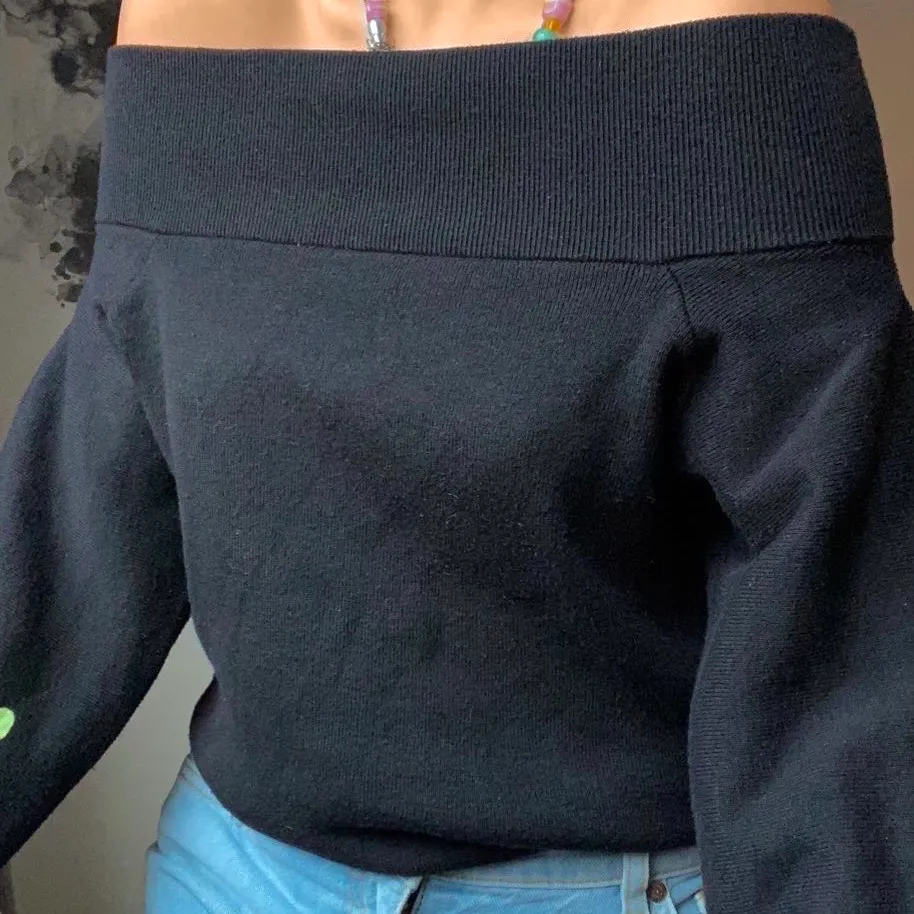 Svart stickad off shoulder tröja. Köpt på h&m för flera år sedan, aldrig kommit till användning då jag har många likadana. Bra skick inga skador eller slitage. Passar er med Small & Medium också! ☺️. Tröjor & Koftor.