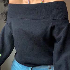 Svart stickad off shoulder tröja. Köpt på h&m för flera år sedan, aldrig kommit till användning då jag har många likadana. Bra skick inga skador eller slitage. Passar er med Small & Medium också! ☺️