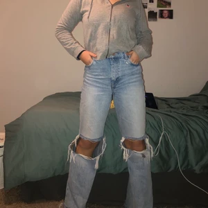Zara jeans  - Jättefina zara jeans i väldigt bra skick. Finns inte längre på zaras hemsida. Skriv för fler bilder💕