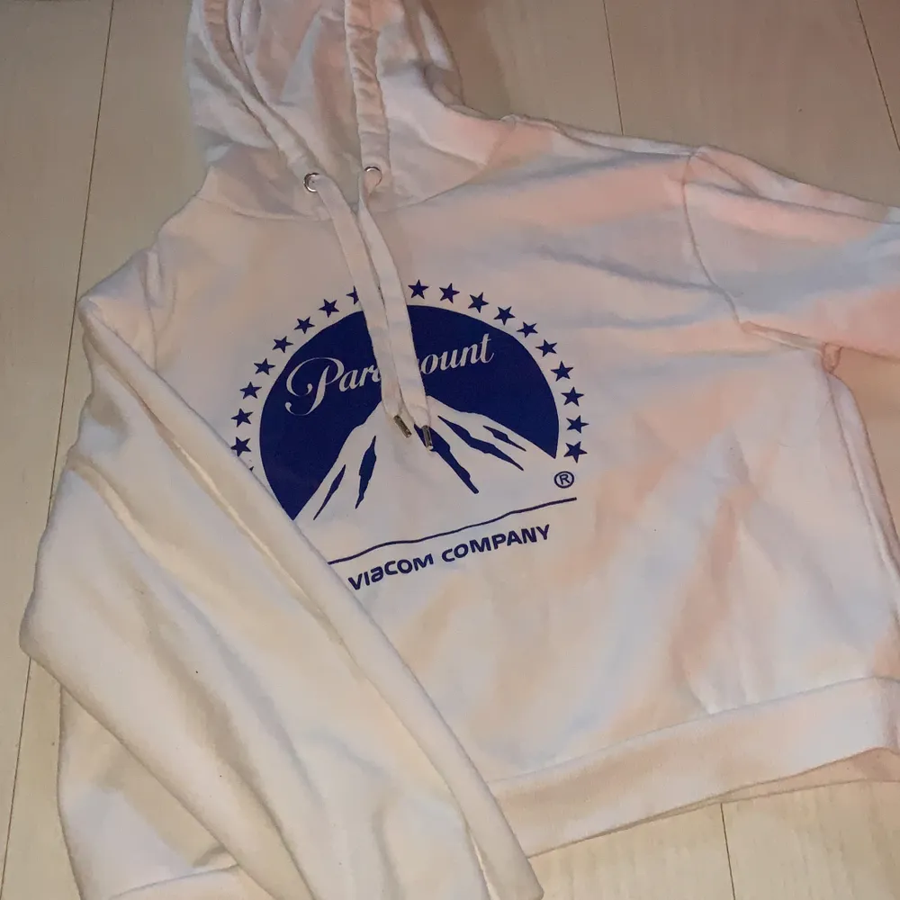 Vit hoodie med Paramount tryck. Kan skicka bild på hur den ser ut på privat. Den är fett skön. . Hoodies.