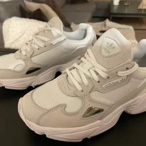 Adidas skor, storlek 36 2/3 - Säljer mina supersnygga adidas skor pågrund av förliten storlek, andvända två gånger. Skriv vid intresse!🤩😊 fraktkostnad tillkommer!