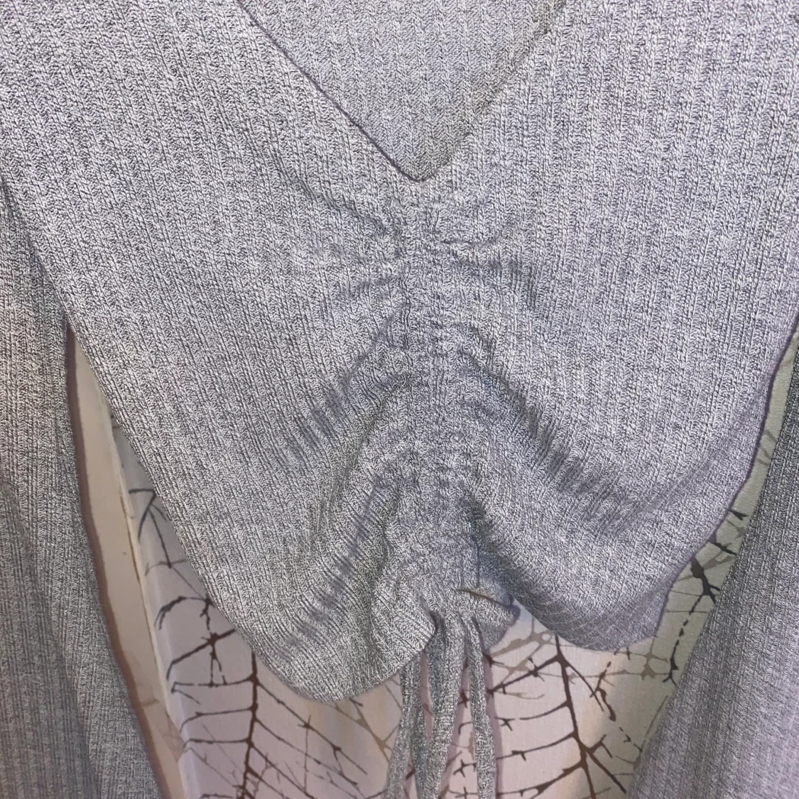 Utsvängd grå tröja - 91