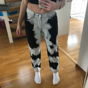 Tiedye jeans - Säljer mina coola jeans från junkyard som inte kommer till användning längre. Dom ska vara en lite kortare modell men går ner till fötterna på mig som är 163. Skulle säga att dom passar bättre på lite kortare personer. Köpter för 500kr❤️