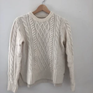 Stickad tröja zara - Stickad tröja från Zara i S, säljer pga för liten, supergullig, sticks ej