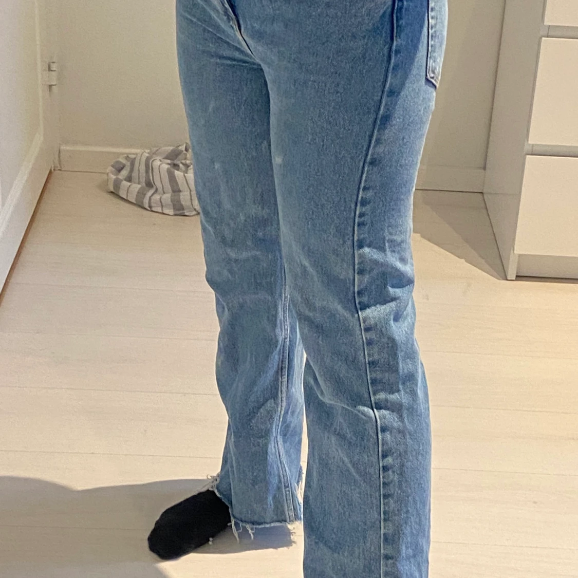 Blåa klippta pull and bear jeans - 90