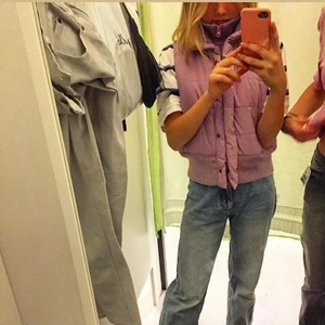 lila dunväst - nu säljer jag min supersöta dunväst.                                 kvaliteten på västen är bra men dragkedjan är tyvärr sönder. det finns däremot knappar som man kan knäppa västen med.💘💘.                                                   budgivningen avslutas på fredag                                    