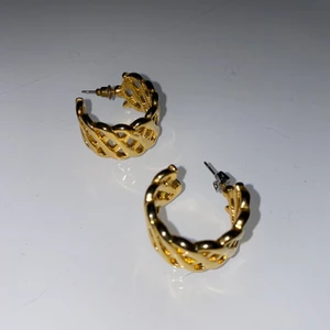 Matilda Djerf NAKD örhängen  - Örhängen från Matilda Djerfs samarbete med NAKD för några år sedan. Nypris: 299kr, säljer för 50 exkl frakt ❤️