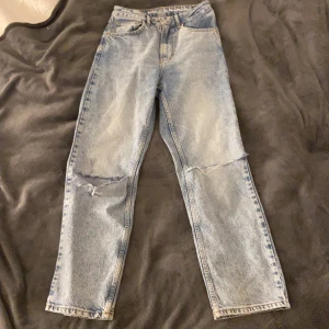 Blåa jeans  - Blåa jeans Bik bok har klippt två hål för jag ramla och så gick byxorna sönder så behövde fixa de sitter jätte jätte bra 