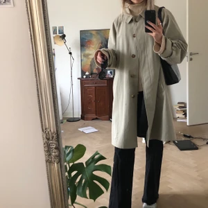 Trenchcoat  - (uppe igen pga en köpare som ångrade sig) En beige trenchcoat som är oversized. superfint skick! 