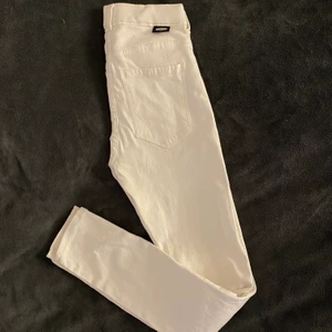 Dr demin - Ett par vita dr demin jeanse. Materialet är stretchigt och skönt. Bara använt en gång och säljer den pågrund av att dem aldrig kommer till användning. Säljer för 180kr + frakt