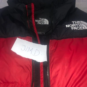 North face jacka röd - -Cond 7/10, endast lite smutsig längst armarna( går bort i tvätten) och ett litet hål vid fickan men syns knappt! Ställ gärna frågor!