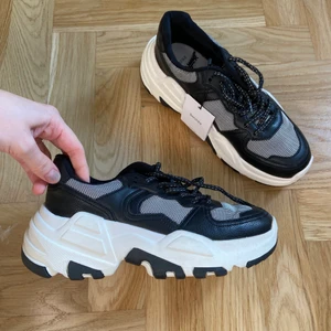 Nya sneakers - Helt nya och oanvända. Storlek 37, passar mig som brukar ha 37,5/38 bra. Köpta på Bershka för 799kr. 300kr inkl frakt (frakten går på ca 90kr)