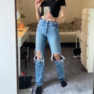 Slitna na-kd jeans - Raka jeans med hål på knäna från na-kd. Färgen på första bilden är mest lik verkligheten. St 32 men passar även 34. Köpta för 499kr. Jag är 168 o de går ner till marken även när jag har skor då jag har sprättat upp de längst ner. Pris kan diskuteras, köpare står för frakt🤩