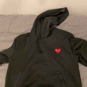 Säljer min Comme des Garcons hoodie i storlek M. Den är lite nopprig på baksidan, annars är tröjan i väldigt fint skick.