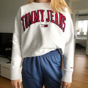 Klassisk Tommy-sweatshirt, inga fläckar. Skriv för fler bilder. Köpt second hand men är i bra skick ❣️✨