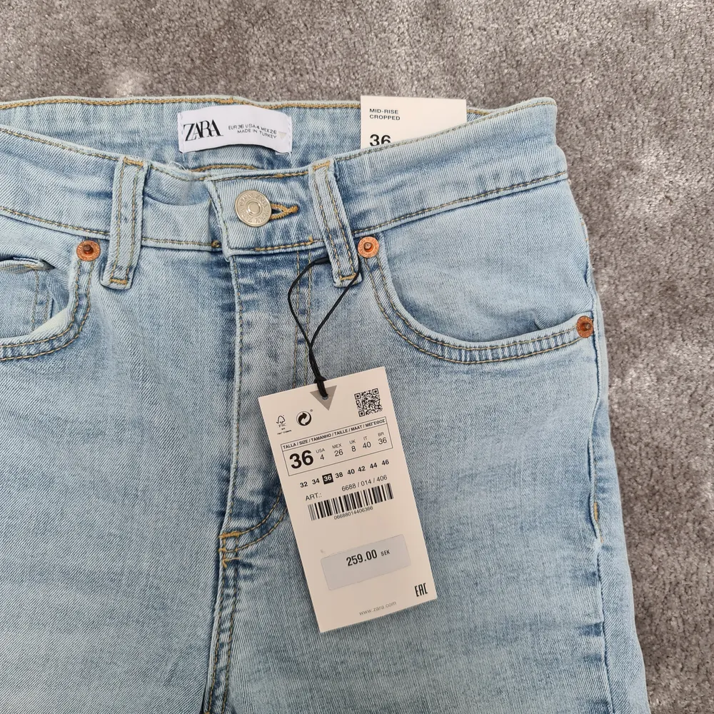 Säljer dessa  supersnygga jeans! De är helt oanvända och slutsålda på Zaras hemsida. Köpte de nyligen.. Jeans & Byxor.