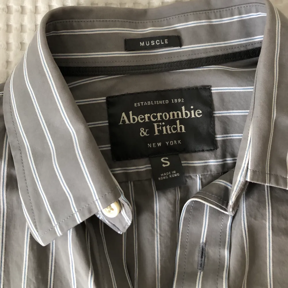 Oversized skjorta från Abercrombie & Fitch. Skulle säga att den är en L istället för S.                      Köparen står för frakt. . Skjortor.