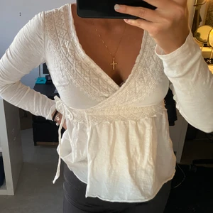 Odd Molly blus - Vit blus från märket Odd Molly. Inköpt för ca 2 år sedan och använd sparsamt. Strl 0 eller XS. Detaljer vid bysten, längst midjan och vid nacken. Säljer pga att jag inte använder den. 