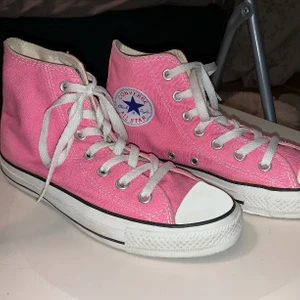 Rosa Converse - Rosa converse i storlek 38,5, väldigt bra skick då de endast använts en gång. Anledning till försäljning är att de var lite för små. Originalpris:650kr, startar budgivningen på 300kr, priset kan diskuteras. Kan köpas direkt för 450kr utan att behöva delta i budgivningen. Säljaren står ej för frakt