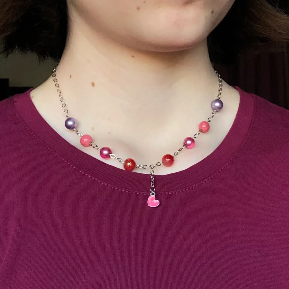 Ett gulligt halsband med pärlor i rosa nyanser & en hjärtberlock 👼💖 Säljer för 80kr + 12kr i frakt!                                               ❗️Kolla in min sida där jag säljer fler smycken :D. Accessoarer.
