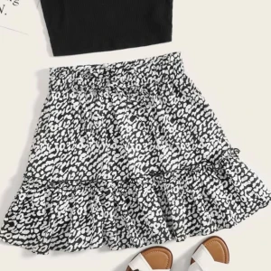 Kjol - Säljer denna kjolen från shein (inte linnet!!) 2 första bilderna är lånade från shein och den sista är min❤️ frakt tillkommer 