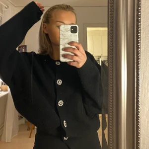 Tröja/cardigan - Superfin tröja med knappar (cardigan) i svart. Knappt använd! 