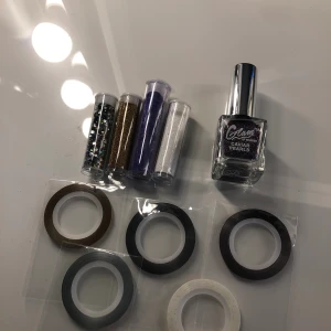 Nagelfix - Nagel tillbehör som består av 5 tejper som man kan lätt göra mönster med och fem olika glitter/ paljetter att kan ha naglarna