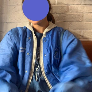 Jacka tunn - Intressekoll på min coola jacka från Urban outfitters. Köpt på deras secondhand avdelning men inga skador alls. Nypris 800! 