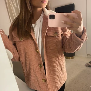 Vår jacka  - Storlek 34, jättemysig till våren. 