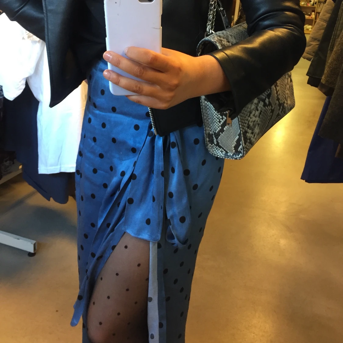 Prickig kjol med slits 